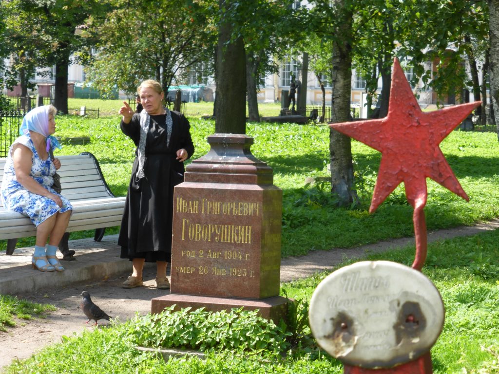 Babouchkas, La Laure St Alexandre Nevski - St Petersbourg, Russie - Aug2013